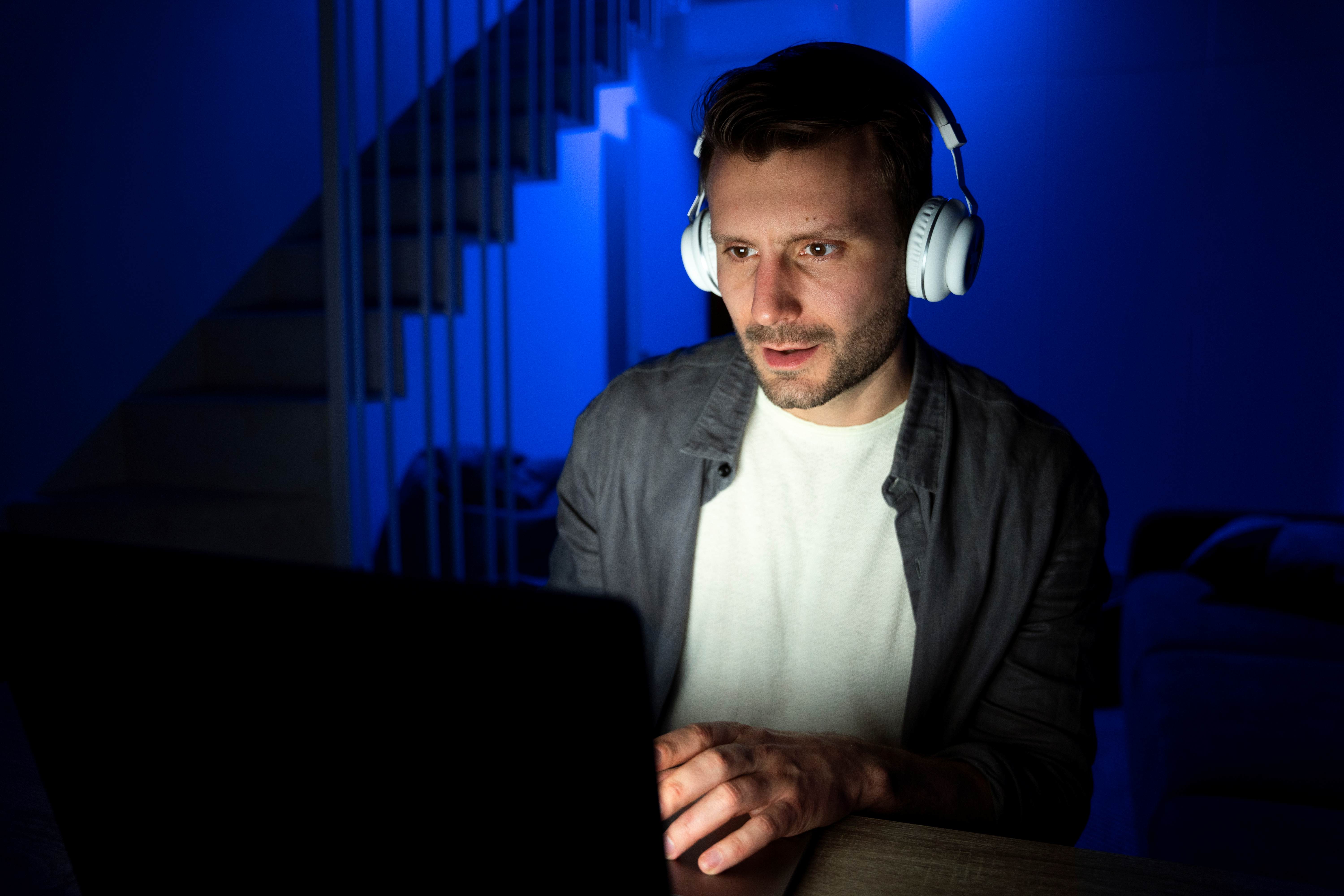 En introverts resa till OnlyFans Sverige: styrka i tystnaden